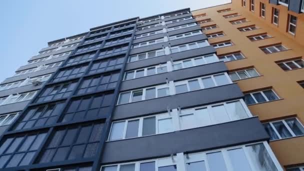 Nowy nowoczesny budynek mieszkalny w kraju Związku Radzieckiego. Budynek mieszkalny na zewnątrz z elewacją żółtego domu i małymi balkonami — Wideo stockowe