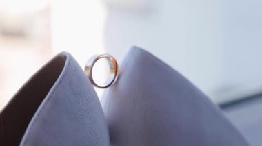 Kadınların beyaz ayakkabılarında alyans. Gelinlerin beyaz ayakkabılarında güzel bir alyans. Nişan yüzüğü beyaz gelin ayakkabılarında.