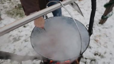 Shurpa (Chorba) Kuzu etinden Orta Asya çorbası ve kışın açık hava fırınında büyük dilimlenmiş sebzeler
