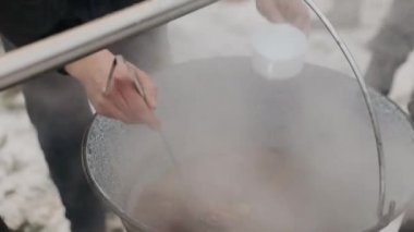 Sıcak Orta Asya çorbası Shurpa (Chorba) ve kuzu eti ve açık hava fırınında kesilmiş sebze buharı ile yakın görünüm