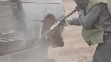 Arabanın kumlu metal parçaları. Hava patlaması ve kazıyıcı ile temiz pas.