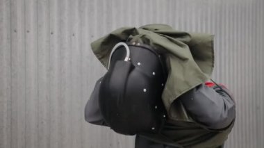 Koruyucu Giysi Giyen Endüstriyel Mühendis Sert Şapka Giyiyor. Fabrika işçisi sıkı şapkasını ve tulumunu giyiyor. Kum püskürtme üniforması