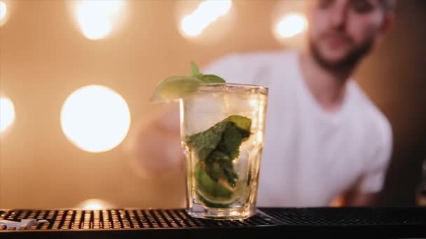 Barman Dává Slámu Sklenice Koktejlem Zpomaleně Mojito Alkoholický Koktejl Mátou — Stock video
