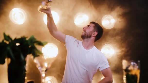 Atrakcyjny Barman Profesjonalnie Żonglerka Kubki Robi Pokaz Pięknym Nowoczesnym Barze — Wideo stockowe