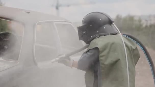 サンドブラスター銃の圧縮空気によって車の金属表面のサンドブラスト — ストック動画