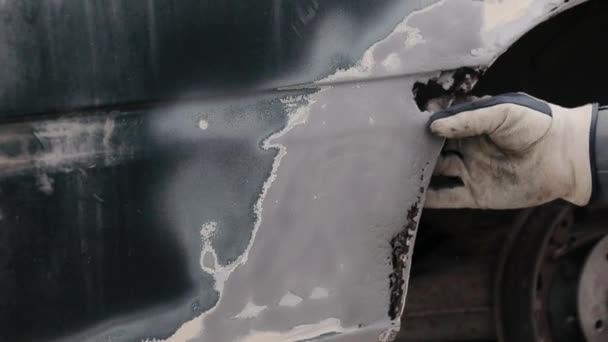 一名男子检查车体 以便用喷射机和刮胡刀清洗车体上的铁锈 — 图库视频影像