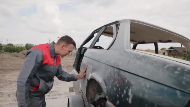 Επαγγελματίας Αεροβολιστής Ελέγχει Δουλειά Του Ένα Επισκευασμένο Αυτοκίνητο Μετά Την — Αρχείο Βίντεο
