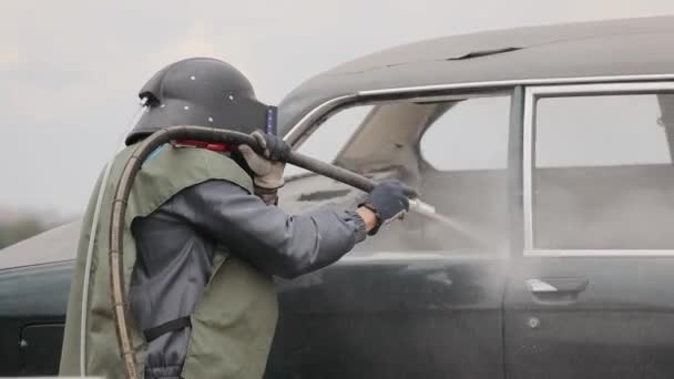 Sanayi Işçisi Arabanın Metal Yüzeyini Kum Püskürtücü Silahıyla Temizliyor — Stok video