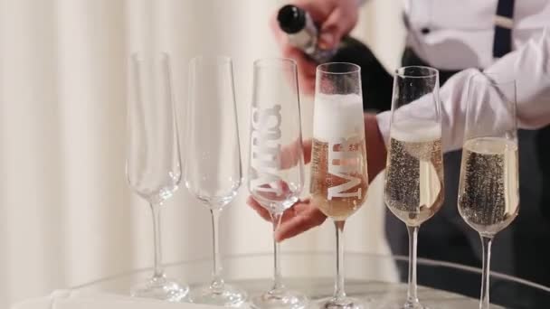 Serveur Remplit Les Verres Champagne Banquet Champagne Verser Dans Verre — Video