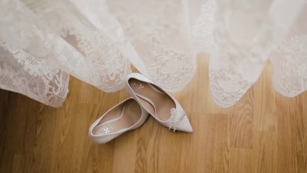 花嫁の靴は白いカーテンの近くに横たわっていた 花嫁の靴 結婚式の日への準備 ウェディングアクセサリー — ストック動画