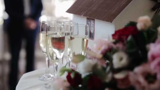 Çiçekli Şampanya Bardakları Yeni Evliler Için Iyi Bir Yaşam Sembolü — Stok video