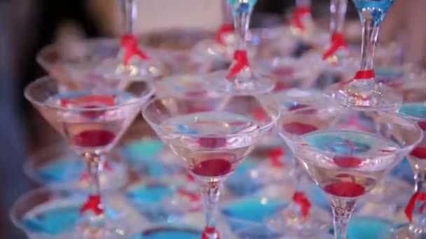 Piramida Lub Fontanna Wykonana Szklanek Koktajlem Martini Wiśniami Środku Zjeżdżalnia — Wideo stockowe