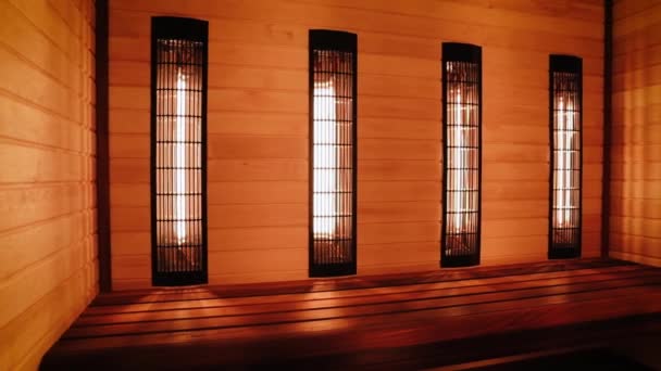 Standardní interiér dřevěné sauny. Infračervená klasická finská sauna