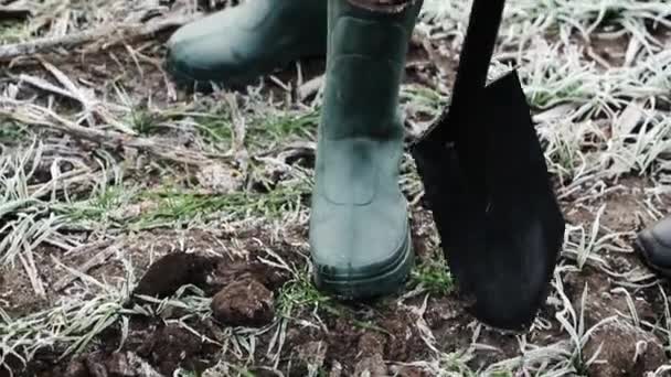 De boeren hebben groene rubberlaarzen aan. Tuinkleding, herfstrubber schoeisel. — Stockvideo