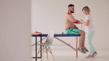 Eğitimde yaralandıktan sonra dirseğin hassas noktasında doktor yapıştırıcısı bandı.