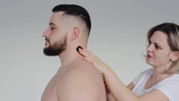 一位治疗师在病人脖子上贴上了运动学磁带 打起精神来了治疗和康复概念 — 图库视频影像