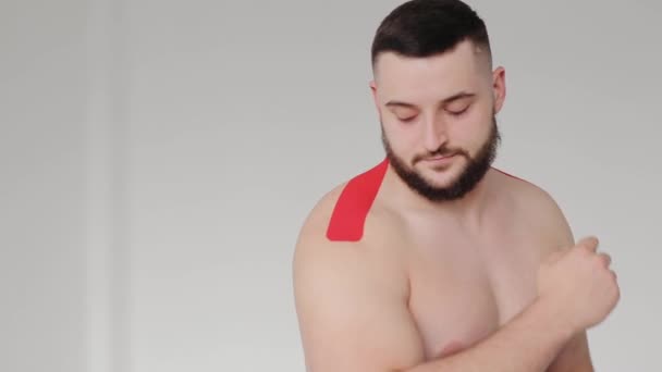 Kinesio Páska Mužském Rameni Muž Který Hýbe Rukou Zraněním Rehabilitační — Stock video