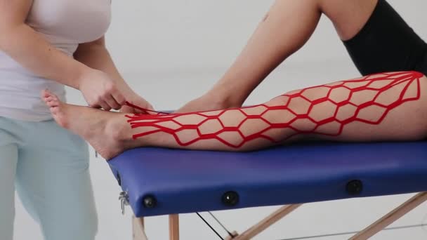 녹화하고 요법사는 환자의 다리에 방추사 테이프를 스포츠 — 비디오