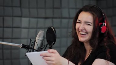 Profesyonel ses kayıt stüdyosundaki dublaj sırasında farklı duygular gösteren kadın ses sanatçısı. Ses yeteneği duygusal bir karakter rolü oynuyor. Mutlu gülümseyen ses oyuncusu