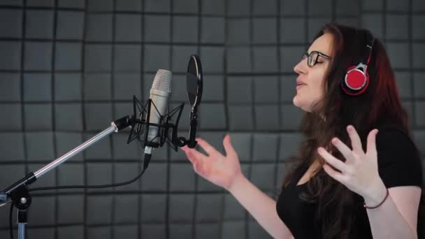 Femme Enregistre Chanson Pop Studio Enregistrement Chanteuse Gesticulant Émotionnellement Avec — Video