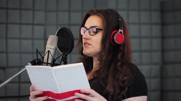 Dublaj Sırasında Seslendirme Sırasında Mikrofondan Konuşan Kulaklıklı Profesyonel Kadın Ses — Stok video