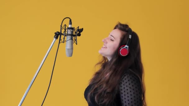 Cantora Feminina Morena Divertida Positiva Que Diverte Canta Canção Fechar — Vídeo de Stock