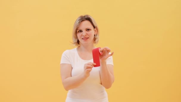 Sonriente Hermosa Fisióloga Femenina Que Muestra Rollo Cinta Kinesio Fondo — Vídeo de stock