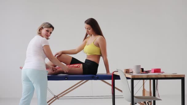 Frau Mit Speziellem Physiotape Bein Der Frau Arzt Hilft Sportlern — Stockvideo