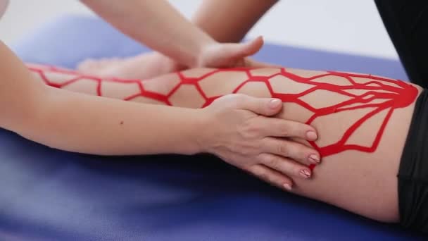 Nahaufnahme Eines Mit Kinesiotape Tapezierten Patientenbeins Schmerzbehandlung Sport Und Rehabilitation — Stockvideo