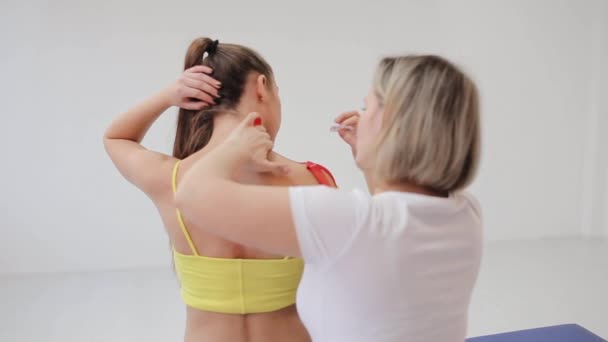 Kinesiologische Taping Behandlung Mit Rotem Farbband Der Verletzten Schulter Des — Stockvideo