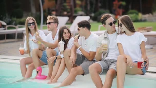 Group Friends Having Fun Poolside Party Drinking Fresh Cocktails Sitting — Wideo stockowe