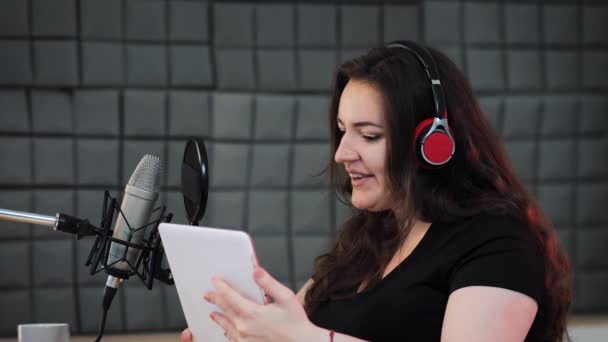 Női Hangművész Szerepet Játszik Szinkronizálási Folyamat Során Professzionális Hangstúdióban Hangtehetség — Stock videók