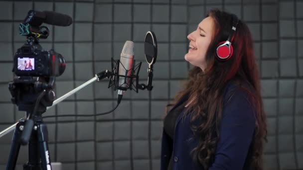 Kadın Ses Sanatçısı Mikrofona Konuşuyor Seslendirme Yeteneği Seslendirme Dublaj Sırasında — Stok video