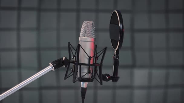 Pan Záběr Profesionálního Mikrofonu Pro Dabing Hlas Nahrávacím Studiu Zavřít — Stock video