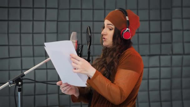 Karakterek Hangja Felvétel Stúdióban Szöveg Olvasása Forgatókönyvből Hangművész Szerepet Játszó — Stock videók