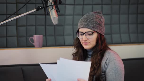 Mujer Preparando Material Antes Del Programa Radio Grabación Estudio Habitación — Vídeo de stock