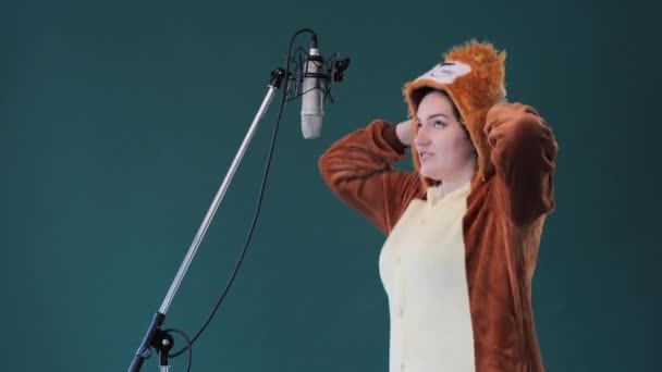Mladá Dospělá Žena Kostýmu Lva Připravuje Nějakou Roli Při Nahrávání — Stock video