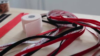 Alternatif kinesio bant terapisi, sağlık hizmeti konsepti. Kineziyoloji bandı tıbbi ofisteki masanın üzerinde kullanıma hazır.