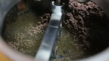 Kaynama tankının içinde. Bira üretimi. El yapımı bira için malt arpası..