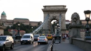 BUDAPEST, HUNGARY - 2017 yazı: Budapeşte 'de Tuna Nehri üzerindeki köprü. Macaristan.