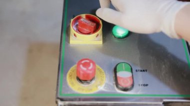 Şef makarna yapmak için makarna makinesini açıyor. Erişte üretimi. Yakın çekim..