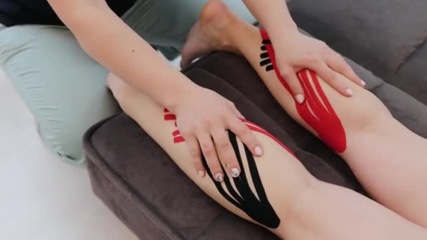 Vista Detalhada Massagem Dos Músculos Panturrilha Perna Humana Relaxamento Cura — Vídeo de Stock