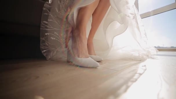 Mariée Met Des Chaussures Mariage Sur Ses Pieds Tendres Porter — Video