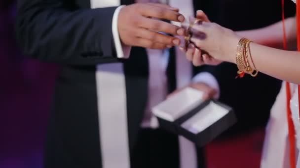 Traditionelle Türkische Hochzeit Hände Und Arme Der Braut Mit Goldenem — Stockvideo