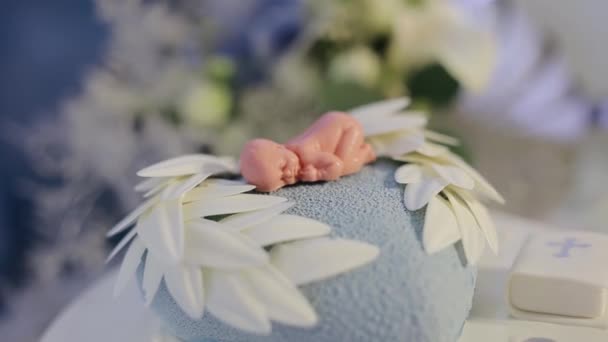 Dekorierte Torte Für Neugeborene Auf Dem Tisch Mit Babypuppe Oben — Stockvideo