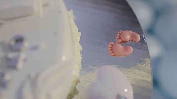 Läcker Födelsedag Dop Eller Baby Shower Kaka Dekorerad Med Sovande — Stockvideo