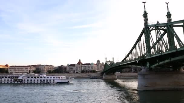 Budapest Hungary 2017 Yazı Budapeşte Tuna Nehri Üzerindeki Köprü Macaristan — Stok video