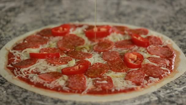 Verter Aceite Oliva Pizza Pizza Con Salami Italiano Queso Untado — Vídeos de Stock