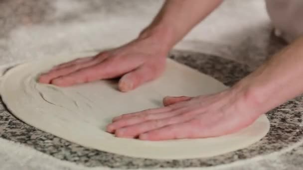 Włoski Kucharz Pizzy Tworzący Ciasto Powierzchni Mąki Ugniatający Rękami Tradycyjnej — Wideo stockowe