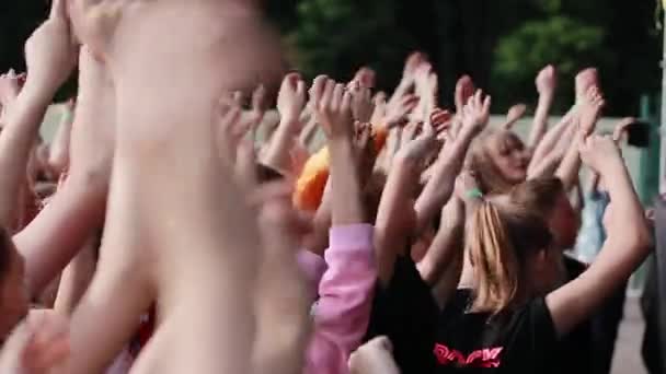 Duży Tłum Ludzi Tańczących Koncercie Festiwalowym Ulicznej Muzyce Wielkim Wydarzeniu — Wideo stockowe